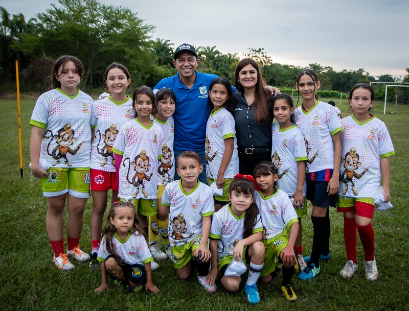 Entregamos uniformes a niños de escuelas deportivas en comunidades de San Martín