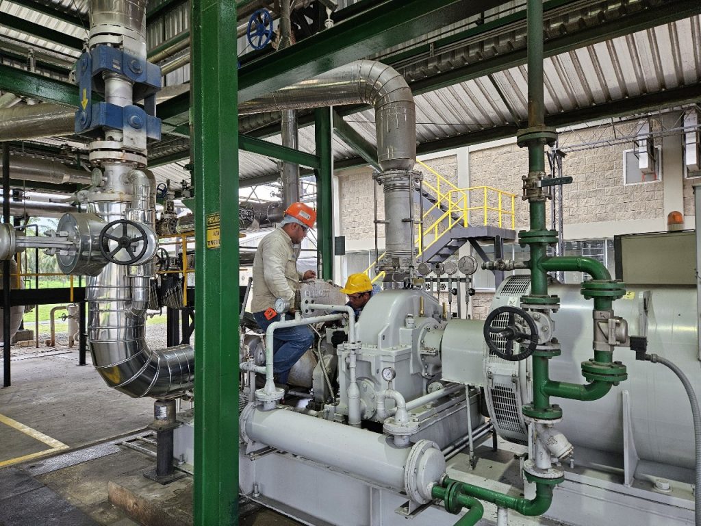 En Palmas del Cesar hemos alcanzado a la fecha una cogeneración acumulada de 4.653 MW, superando el récord histórico anual de 4.623 MW registrado en todo el año 2024, lo cual se puede comparar con más de 77 millones de bombillos encendidos a la vez. Hacia el final de este año se proyecta generar 950 MW más que el año anterior. 